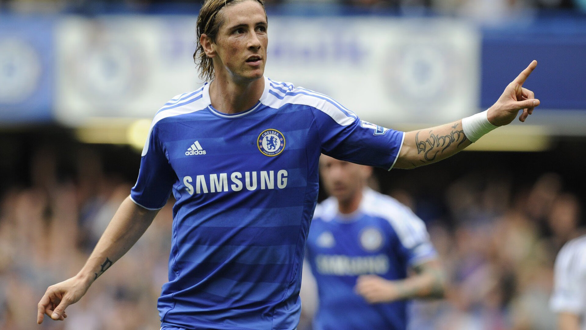 网球赛场焦点！美国队对阵阿根廷队，意外判罚引发热议，比赛氛围紧张