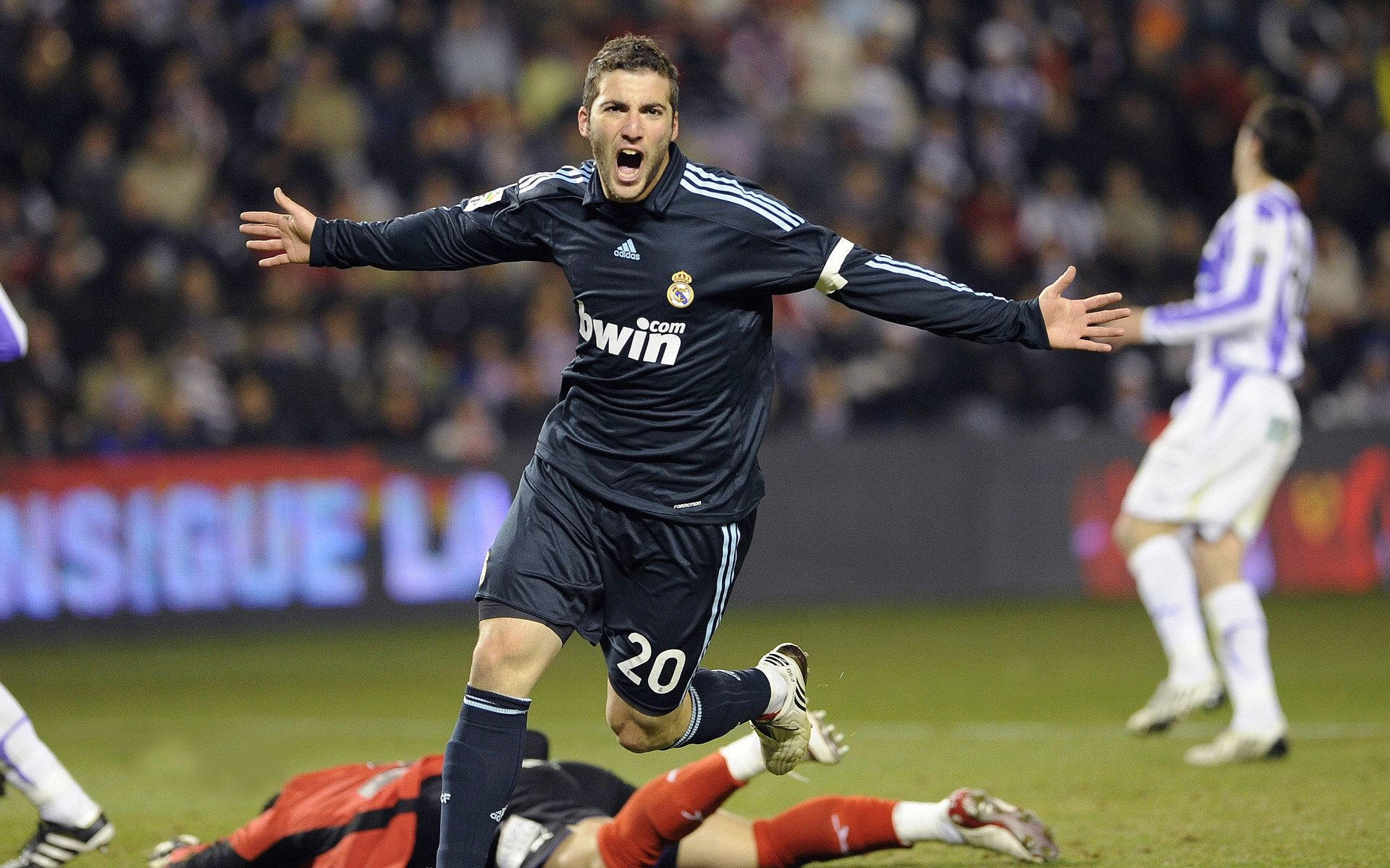 田径赛场焦点！西班牙队对阵韩国队，压哨绝杀，引爆全场观众欢呼